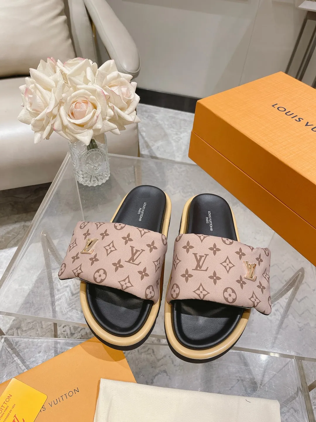 👟👟Ex-factory price 360👟👟 Lvjia brand | ²⁰²5 𝐬𝐬 💛2025 spring and summer latest popular Velcro series...Couple style thick-soled slippers, new rare products at the purchasing level💫 🍒This style is the favorite of celebrities🌟big internet celebrities. A simple and elegant sandal. A good style that you can't take your eyes off at a glance! The thick sole has the effect of increasing the height of the feet. It has the function of elongating the legs immediately. It is exquisite and low-key luxury✔️ No matter it is paired with skirts or trousers, it is super aura🛍 ━━━━━ ЅᏇєєt ━━━━━ ▪️Upper: LV old floral fabric ▪️Outsole: original molded outsole ▪️Shoe size: 35-45